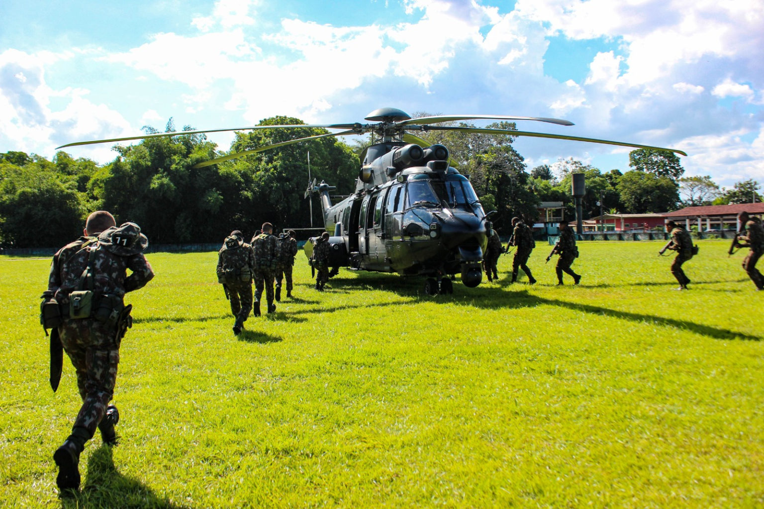 Destacamento De Avia O Do Ex Rcito Adestra Tropa Do Cmn Em Opera Es