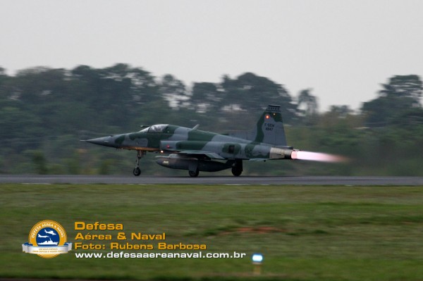 F-5EM_decolagem_03_DCTA