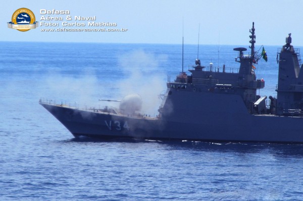 Corveta Barroso - Operação atlântico III disparando seu canhão