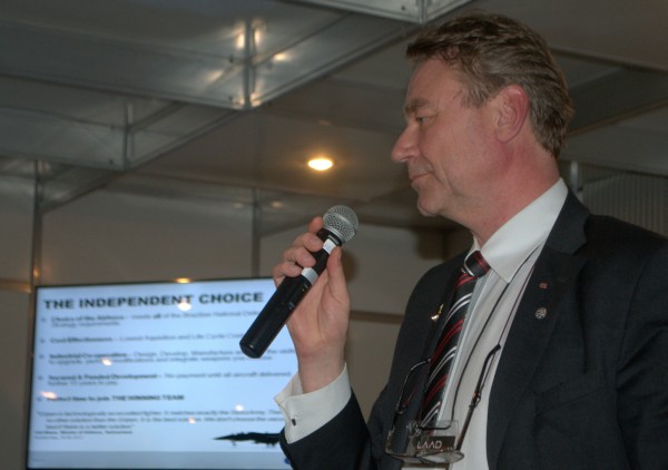 Eddy de la Motte, responsável pela área de exportação do Gripen, durante coletiva na LAAD 2013 (Foto Roberto Caiafa)