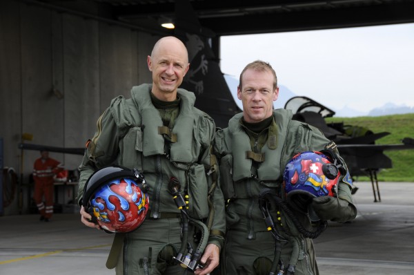 Saab's chief test pilot Richard Ljungberg and Armasuisse’s chief test pilot Beni Berset