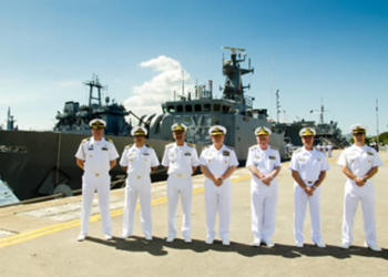 omandante-Geral da Marinha de Guerra do Peru, no centro,
ladeado por Oficiais da Marinha do Brasil
