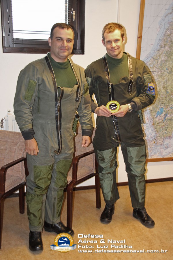 Piloto da Flygvapen recebendo a bolacha do DAN em Linkoping