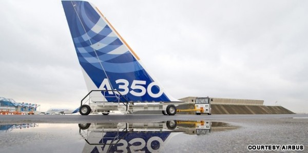 Cauda do primeiro A350 sendo transportada para montagem final