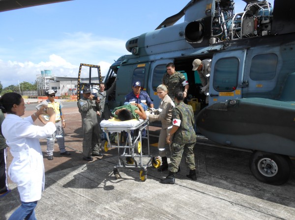 Paciente sendo removido do H-36 em Macapá - Esquadrão Falcão