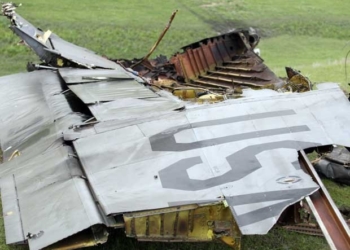 Avião-tanque da base militar americana no Quirguistão caiu depois de decolar nesta sexta-feira (3) (Foto: AFP PHOTO/ SABYR AILCHIYEV )