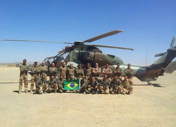 Na foto, 12 brasileiros, integrantes da 2ª e da 3ª companhias do 2º Regimento Estrangeiro de Paraquedistas, na base de Tessalit, montada durante a Operação Serval  (Foto: Diego Gonzales/Arquivo Pessoal)