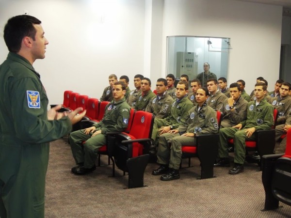 Capitão Aviador Garcia apresenta a programação do estágio para os cadetes