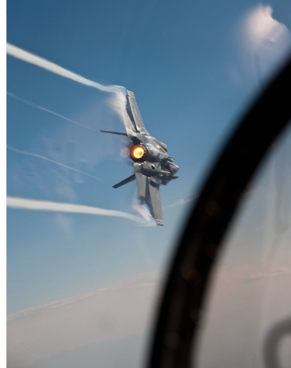 Linda foto de um F-35 durante um teste de vôo em Edwards