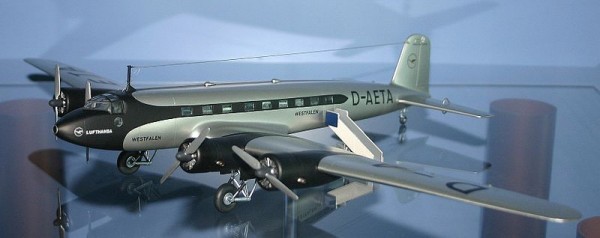 Modelo em escala de um Focke-Wulf FW 200 B Condor pintado com as cores da Lufthansa nos anos 30.