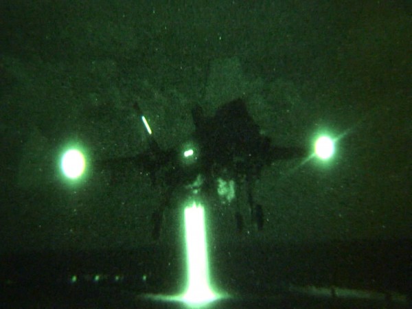 F-35B realiza pouso noturno no USS WASP