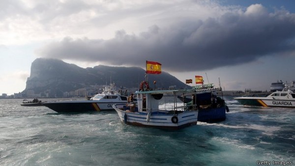 Navios de pesca espanhóis protestando em Gibraltar