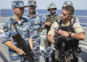 Forças de infliltração americanas e chinesas discutem táticas a bordo do Destróier Harbin (DDG 112)