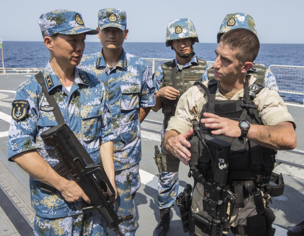 Forças de infliltração americanas e chinesas discutem táticas a bordo do Destróier Harbin (DDG 112)