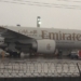 Funcionários da Emirates verificam o problema na asa atingida (Foto: Gabriel Barreira G1)