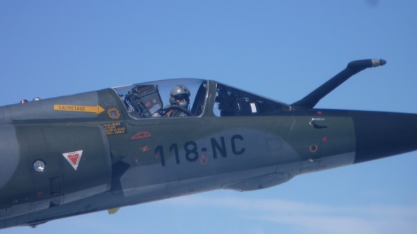 Mais uma perspectiva com um close up do piloto do Mirage F-1