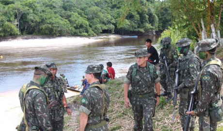 Exército Brasileiro monta posto e fiscaliza quem cruza fronteira