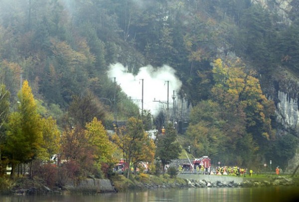 Equipes de resgate se reúnem em local onde ocorreu queda de avião militar em Alpnach, na Suíça