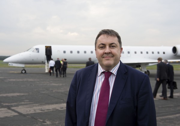 Llyr Jones, vice-presidente para a América Latina e Canadá da BAE Systems, prestes a embarcar no novo Embraer 145 da companhia