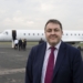Llyr Jones, vice-presidente para a América Latina e Canadá da BAE Systems, prestes a embarcar no novo Embraer 145 da companhia.