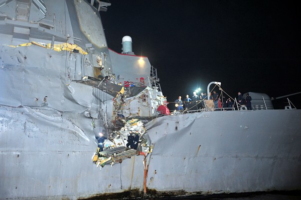USS Porter - Após a colisão - Foto US Navy
