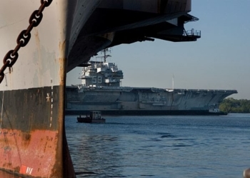 O USS Forrestal em Filadélfia onde aguardou pelo seu destino nos últimos anos  Foto: Mathew White/US Navy