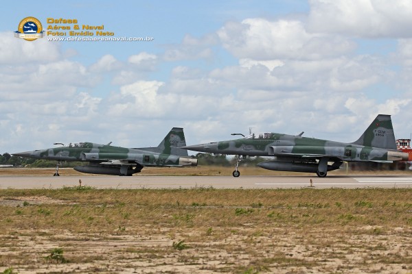 2 F-5EM da FAB prontos para decolar