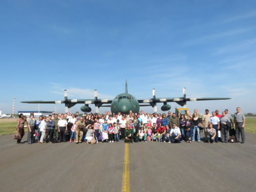 Em Brasília, comitiva composta por Adidos Navais Estrangeiros e familiares embarcam na ANV C-130, da Força Aérea Brasileira