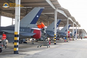 F-16-FACh-hangar2