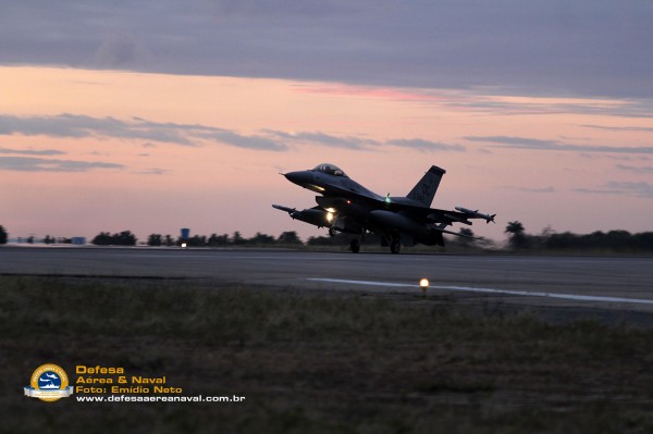 F-16-USAF-retornando-da-missão-ao-anoitecer