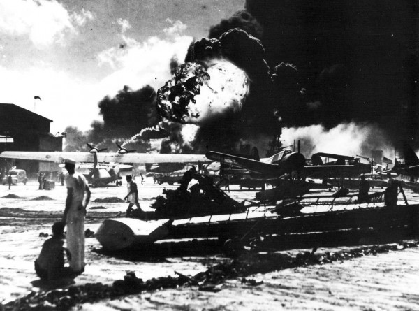 Não só os navios de guerra ancorados no porto foram atacados durante o ataque aéreo japonês. 188 aviões americanos foram destruídos e 159 danificados durante o ataque.