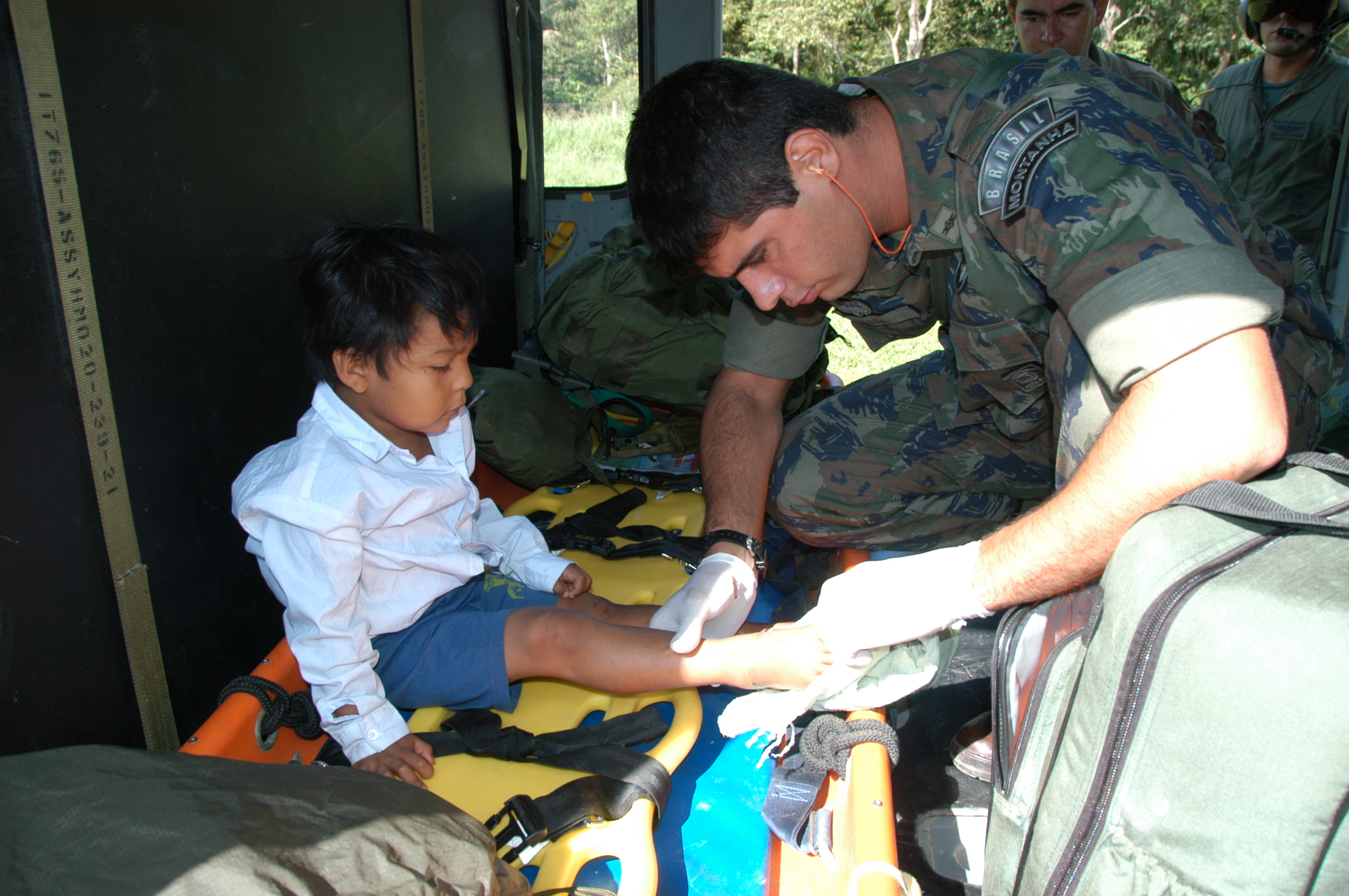 Na foto, Tenente Lessa realiza atendimento médico a criança indígena.
