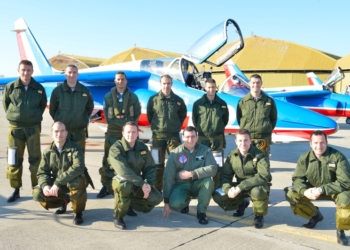 Pilotos da Esquadrilha da Fumaça junto com a equipe de aviadores da Patrouille de France