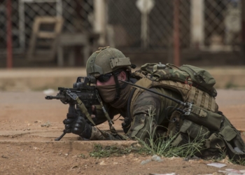 Soldado francês durante operação de desarmamento em BanguiFRED DUFOUR/AFP