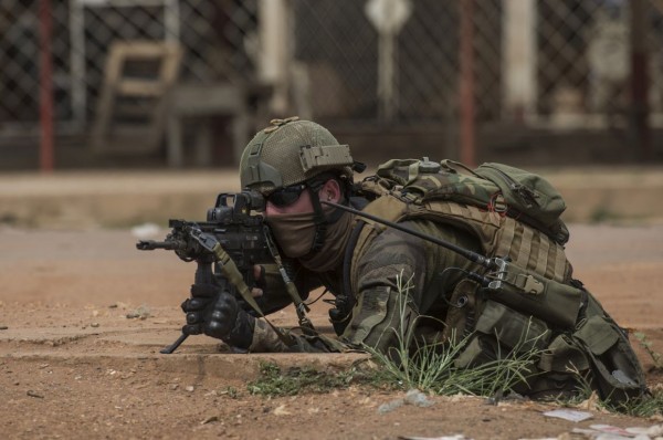 Soldado francês durante operação de desarmamento em BanguiFRED DUFOUR/AFP