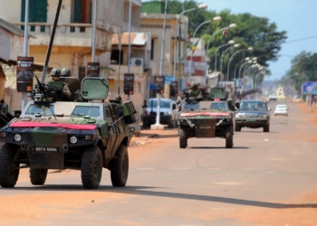 Patrulha de soldados franceses na capital, Bangui. FOTO:SIA KAMBOU/AFP