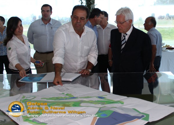 Rogério Penido apresenta o projeto do Aerovale ao Secretário Moreira Franco.