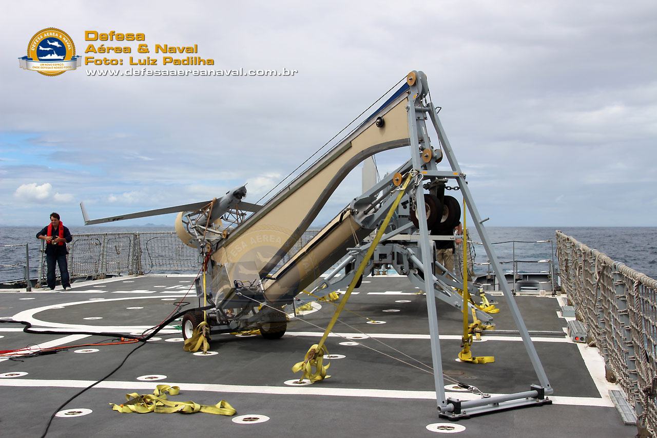 Sistema de lançamento do drone ScanEagle a partir do convoo do NPaOc Apa da Marinha do Brasil