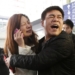 Uma parente de um dos passageiros a bordo do voo MH370 da Malaysia Airlines chora enquanto fala no telefone no Aeroporto Internacional de Pequim
KIM KYUNG-HOON