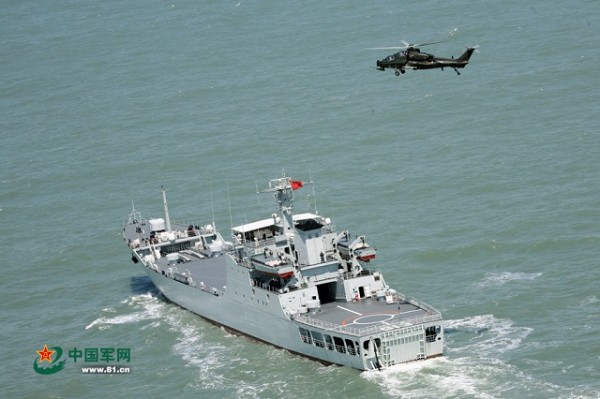 Um Z-10 Helicoptero da PLA realiza ensaios de pouso no convés do navio de desembarque tipo 072A