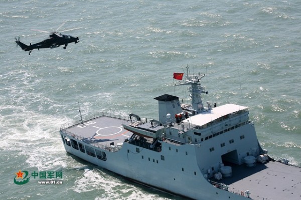 Um Z-10 Helicoptero da PLA realiza ensaios de pouso no convés do navio de desembarque tipo 072A
