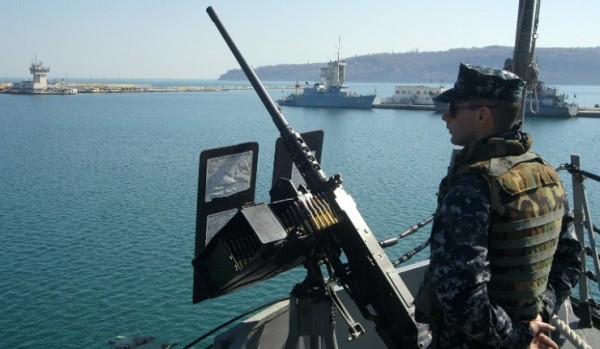 A U.S. Navy officer mans a machine gun on board the US Navy destroyer "USS Truxtun" in the Bulgarian Black Sea port of Varna on March 15, 2014. The USS Truxtun departed the Greek port of Souda Bay on March 5 to carry out joint training with Romanian and Bulgarian forces, the US Navy said in a statement. AFP PHOTO / ANTON STOYANOV