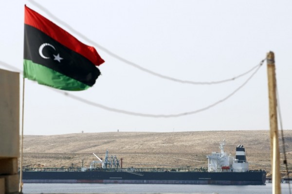 navio-petróleo-rebeldes-líbia-Andrew Winning-06042011-Reuters