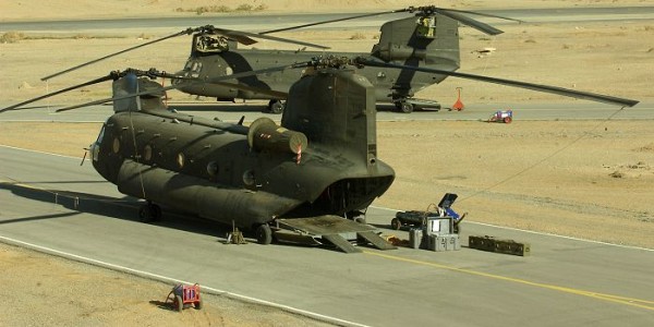 O CH-47 Chinook é reconhecido mundialmente pela sua robustez e grande capacidade de carga. Na foto, aparelhos CH-47 do Real Exército Australiano, operando nas difíceis condições ambientais encontradas no Afeganistão (Foto: MoD