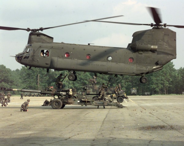 Uma das tarefas de apoio que os CH-47 Chinook executam com muita agilidade é o transporte enganchado (externo) de grandes peças de artilharia como este M198 howitzer do Exército dos Estados Unidos (Foto:US Army)