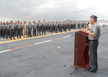 Comandante da Marinha, Almirante-de-Esquadra Julio Soares de Moura Neto, discursa para a Tripulação
