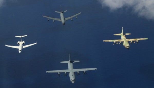 A chegada do primeiro C-130J entregue para Israel foi acompanhada por aeronaves Boeing KC-135, C-130H e Gulfstream G550, este ultimo equipado com sistemas para missões especiais (Foto: Lockheed Martin)