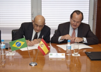 O Presidente de Synergy Group, Germán Eframovich e o Presidente de Navantia, José Manuel Revuelta.