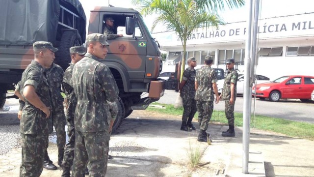 Os homens do Exército no batalhão da PM da Maré Foto: Márcia Foletto