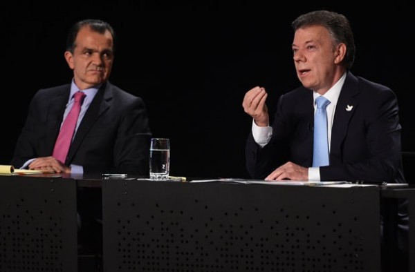 O presidente colombiano, Juan Manuel Santos (dir.), e seu principal adversário nas eleições, Óscar Iván Zuluaga, em debate realizado na quinta-feira (22) (Foto: Eitan Abramovich/AFP)